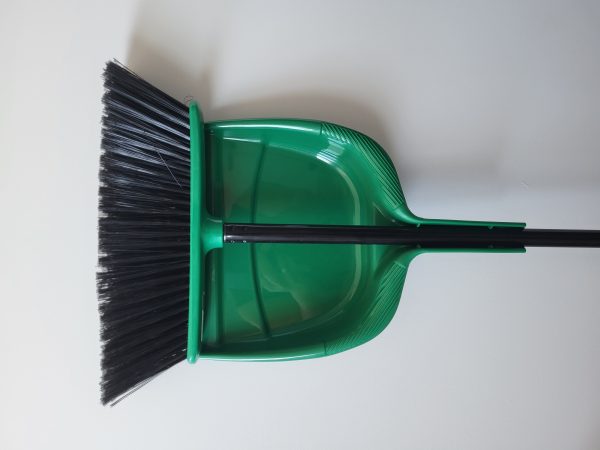 Deluxe magnetic broom with dustpan